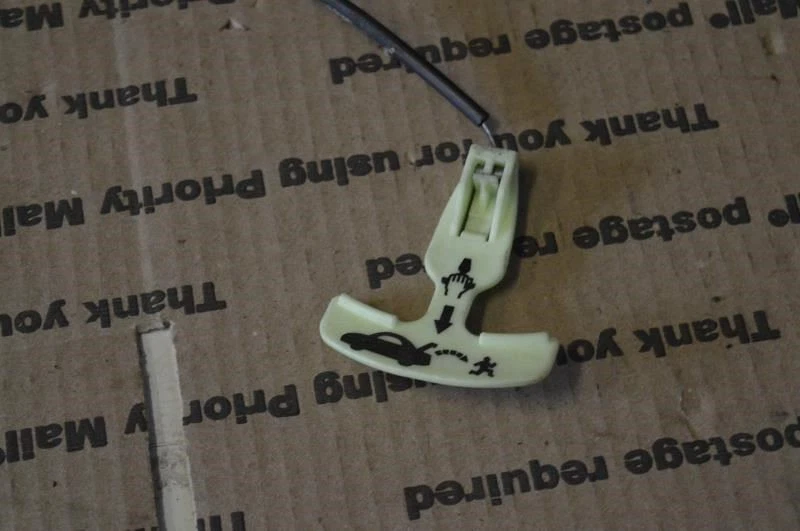 Jaguar XKR XK8 2000 2001 2002 PESTILLO DE LIBERACIÓN DE MALETERO CONVERTIBLE GJE3500 Foto 2 de 4