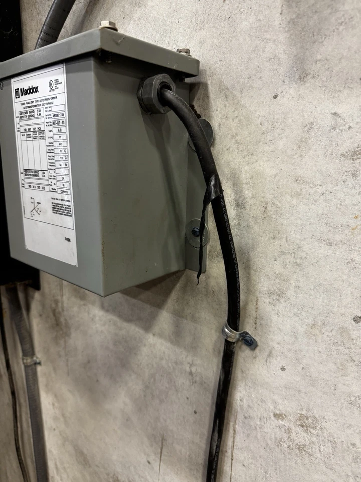 Convertidor de voltaje autotransformador trifásico Maddox 30kVA 600V a 480V Foto 3 de 4