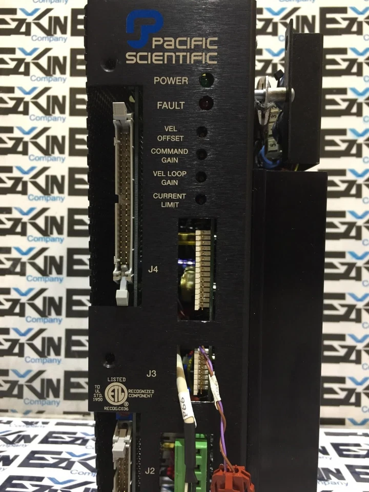 Controlador de movimiento Pacific Scientific 121-142H con módulo de servoaccionamiento SC453-040-08  Foto 3 de 4