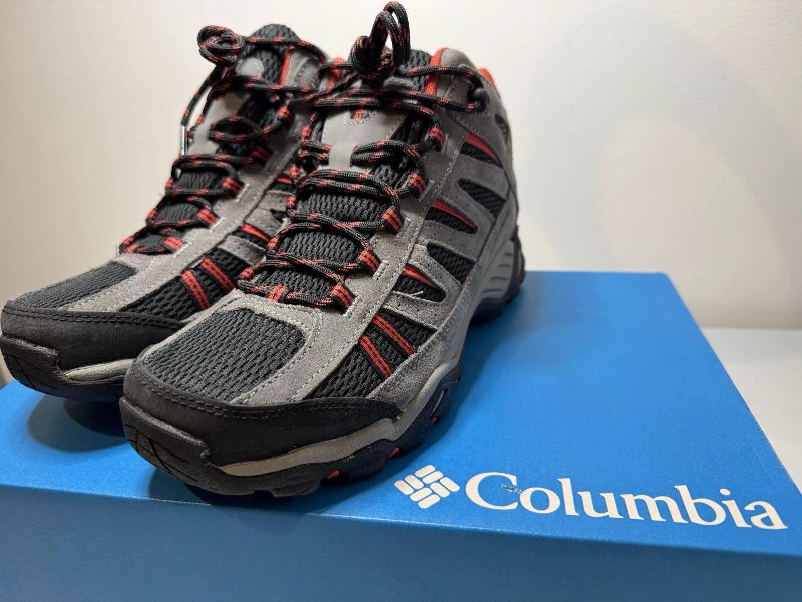 Men’s Colombia Hiking Boots Size 8.5 Charter Oak Mid Waterproof New With Box.