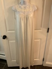Vintage Val Mode lace bodice long night gown. Nylon made in USA White size small