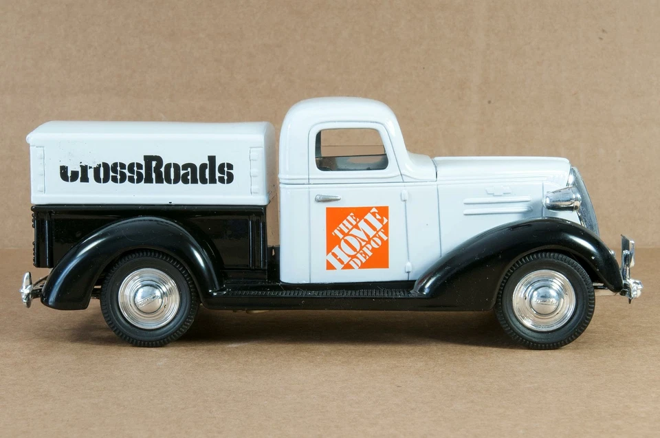 Concesionario Dave MUY RARO HOME DEPOT CROSSROADS SPEC CAST 1937 CHEVROLET BANK 1994 Foto 4 de 4