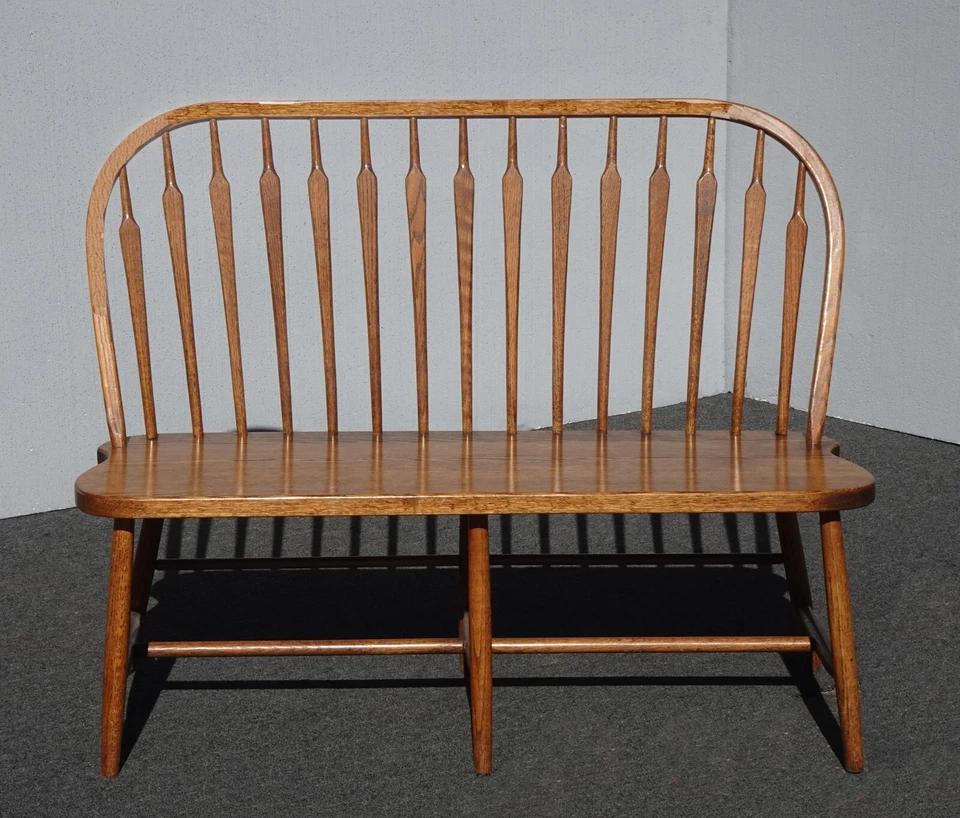 Sofá de banco vintage francés de roble Windsor con husillo trasero ~ estilo Ethan Allen Foto 3 de 4