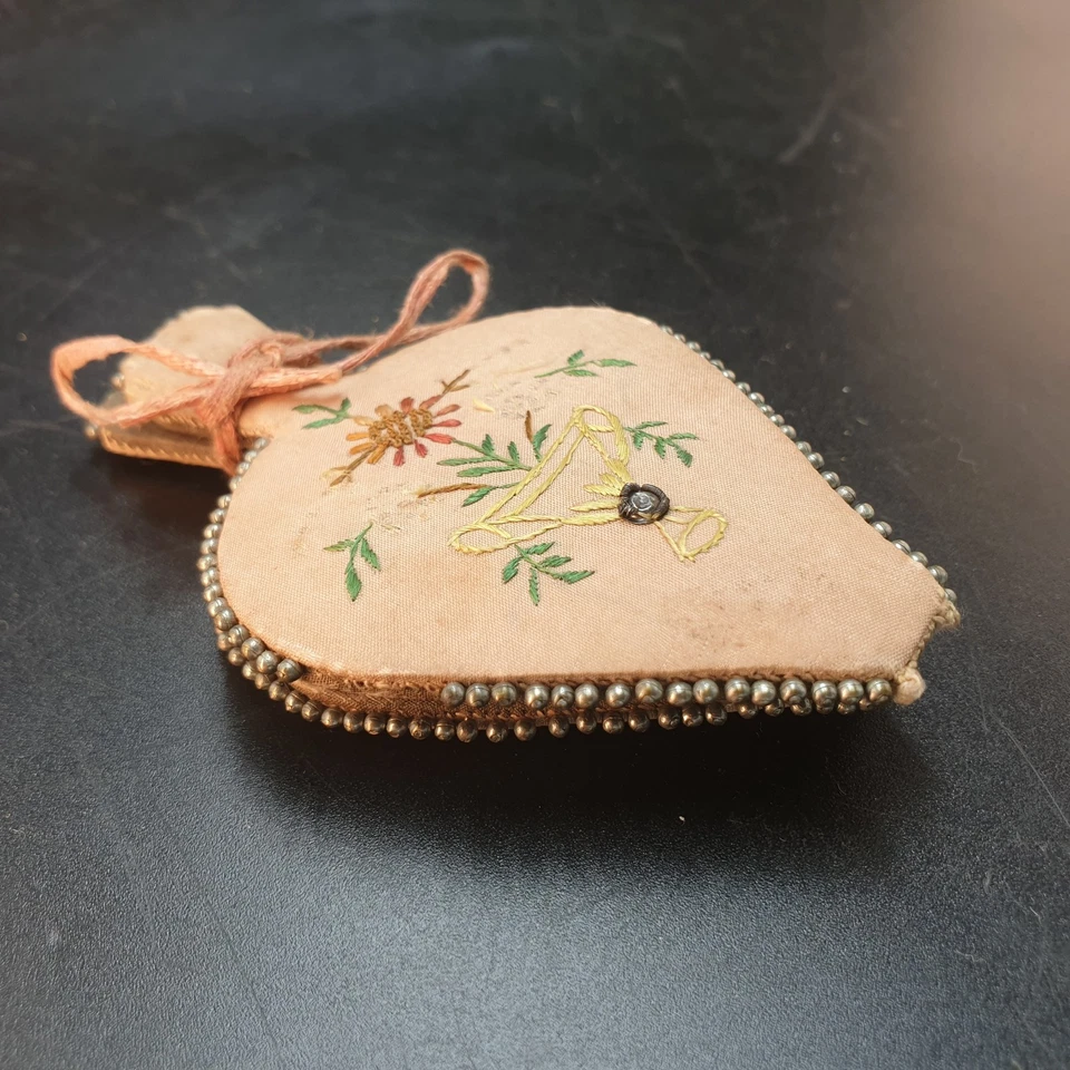 Pique aiguilles ancien Brodé fleur pensée Travail de couvent Religieuse XIXe - Photo 3/4