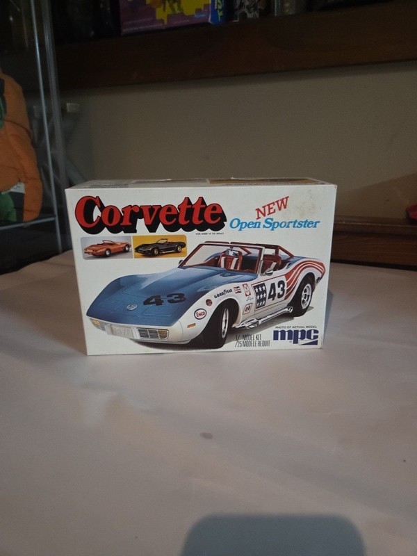VTG 1976 MPC CHEVY CORVETTE OPEN SPORTSTER 1/25 MODEL KIT