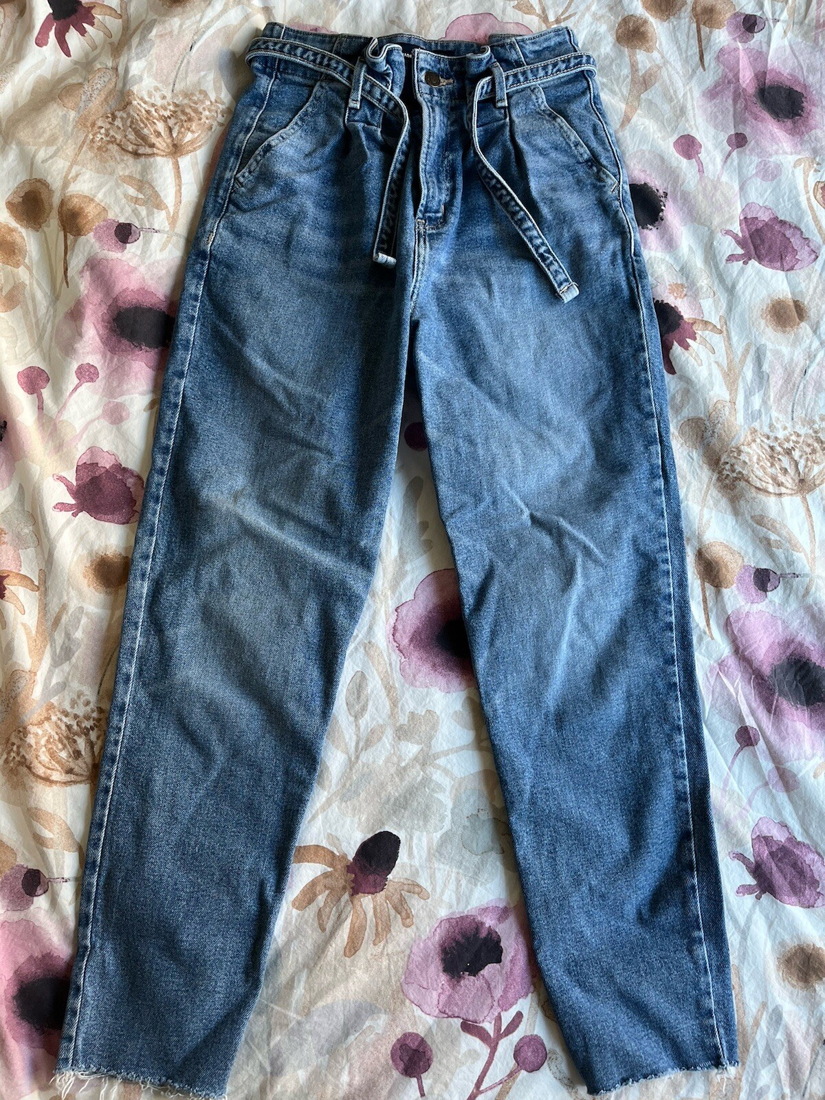 Jeans de mezclilla con cinturón Hollister para mujer talla 27 azul ultra alto para mamá-image