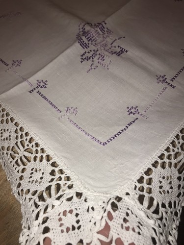 Tovaglia in tessuto di puro lino con ricami di rose color lavanda sfumato - Foto 2 di 14