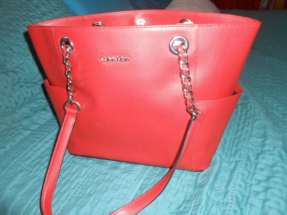 Bolso de Mano de Cuero Saffiano CALVIN KLEIN Color Rojo/Naranja Mediano En muy buena condición Foto 2 de 4