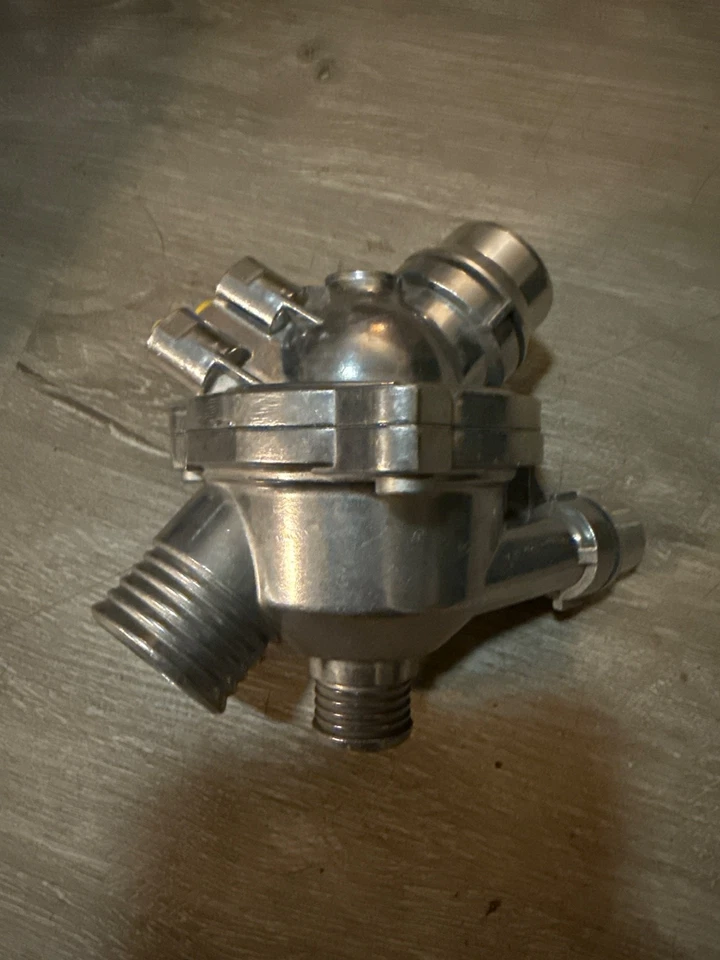 Conjunto de carcasa de termostato de aluminio para BMW E90 E92 E60 325i 328i 330i 335i 525i Foto 2 de 3