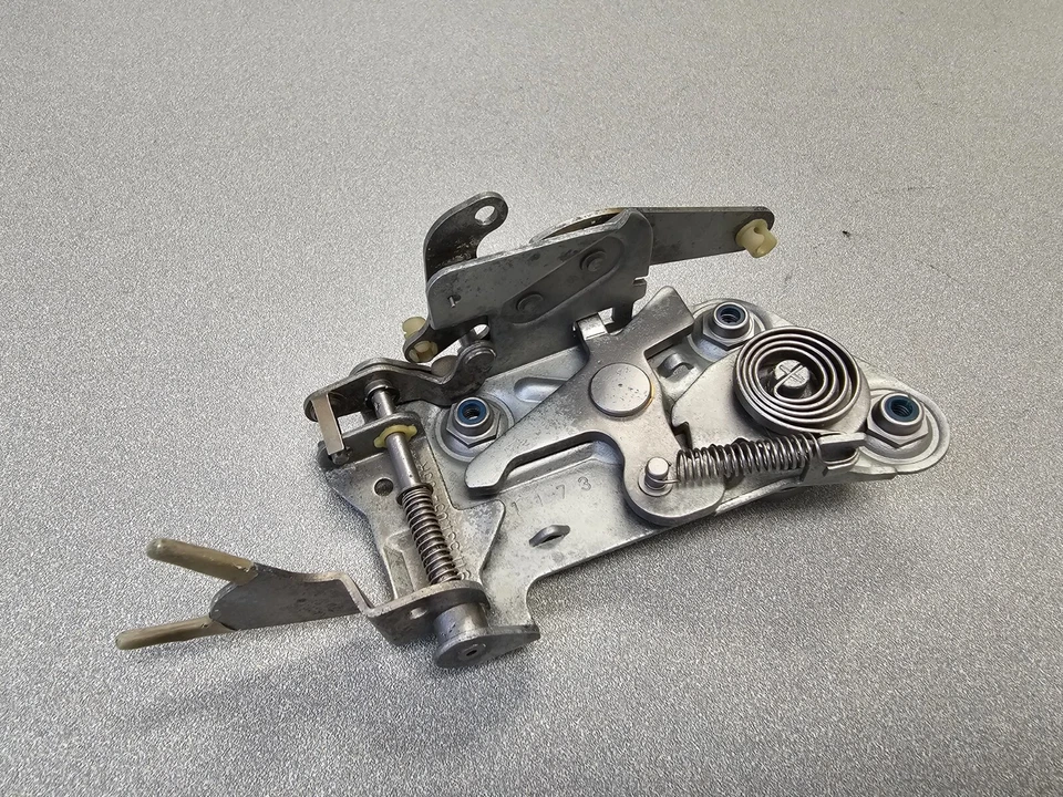 VERY NICE ORIGINAL GENUINE PORSCHE 911 930 PASSENGER DOOR LATCH ASSEMBLY 11/73 - Image 4 of 4