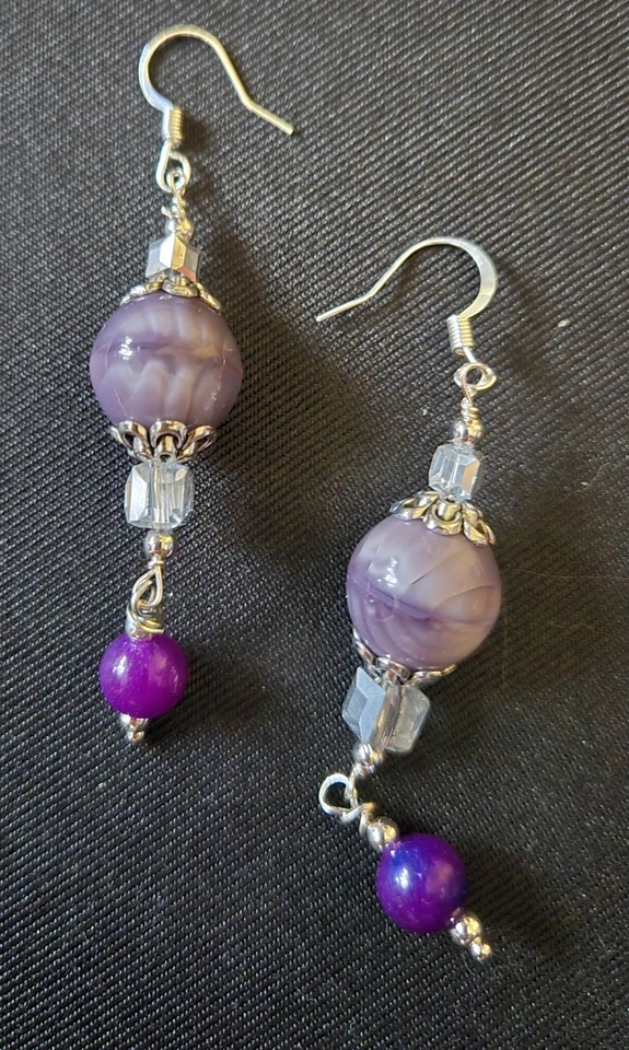 Pulseira e brincos artesanais de ágatas tingidas de roxo com vidro tcheco - Imagem 3 de 4