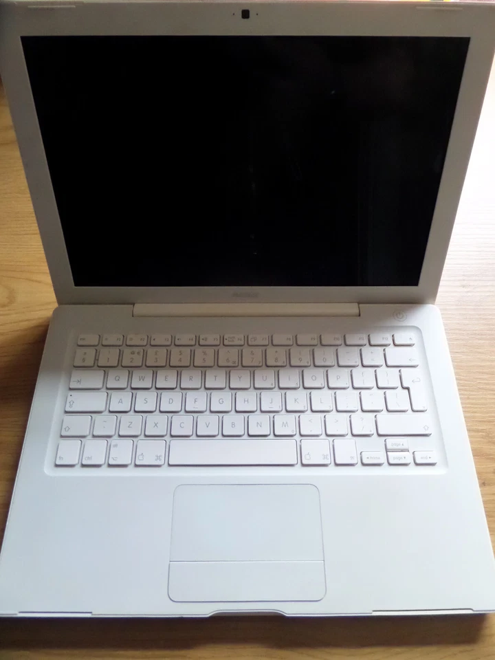 Apple MacBook 1,1 A1181 13.3" 2Gb Ram Core Duo 1.83ghz MA254LL EMC2092 May 2006 - Image 2 of 4