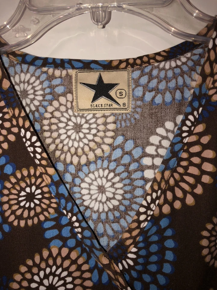 Blusa Médica Black Star para Mujer Talla Pequeña Marrón Enfermería Veterinaria Laboratorio Dental Cuello en V Foto 2 de 3