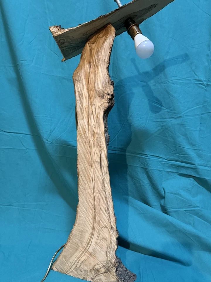 Lampada Artigianale In Legno Di Ulivo Realizzata A Mano Altezza 80cm - Immagine 3 di 4
