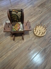 Sedia a dondolo vintage in legno spillo cuscini filo di legno e un arco