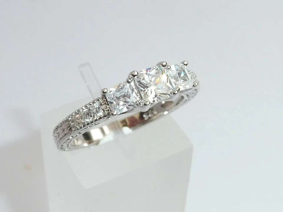 Donna Anello in oro bianco con zaffiri bianchi in argento massiccio 925 - Immagine 3 di 4