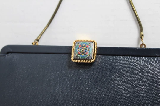 Винтажная темно-синяя сумочка 1950-х из искусственной кожи с защелкой в стиле ар-деко и металлической цепочкой - Изображение 3 из 4