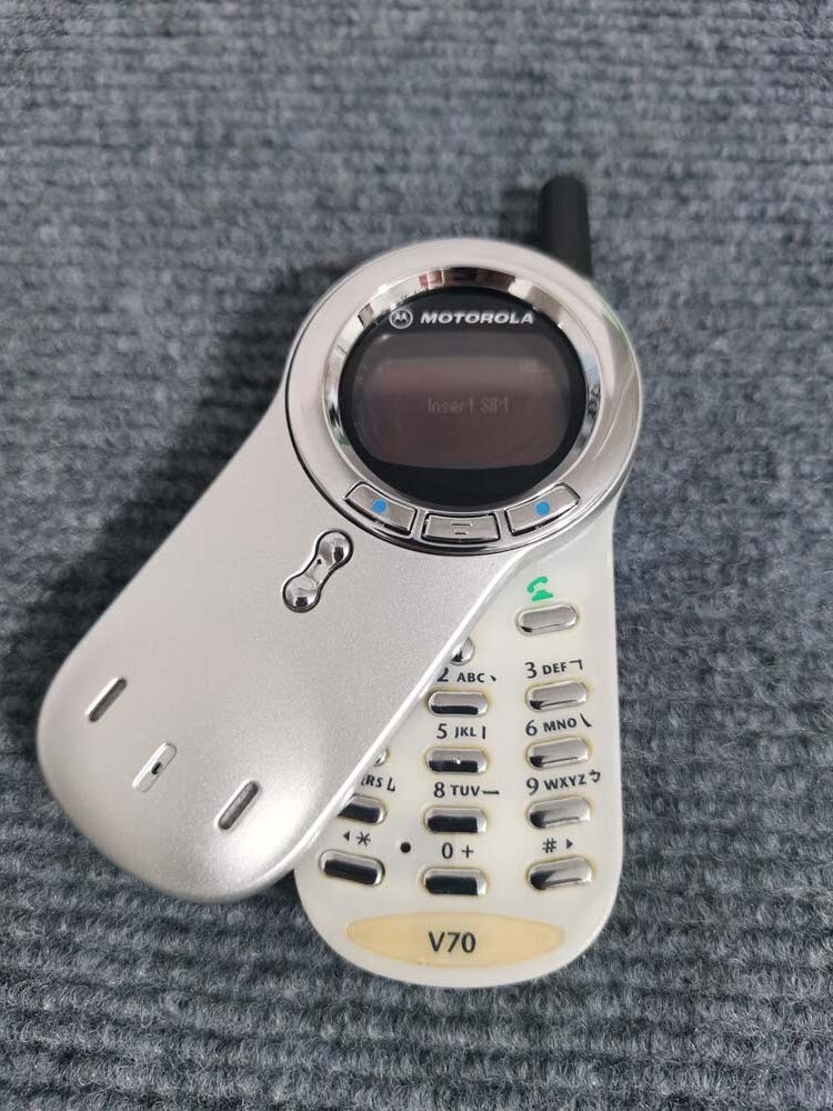 Motorola 日本未発売　V70 コレクター品 Motorola V70 Unlocked GSM Rotatable 100% Original vintage cell