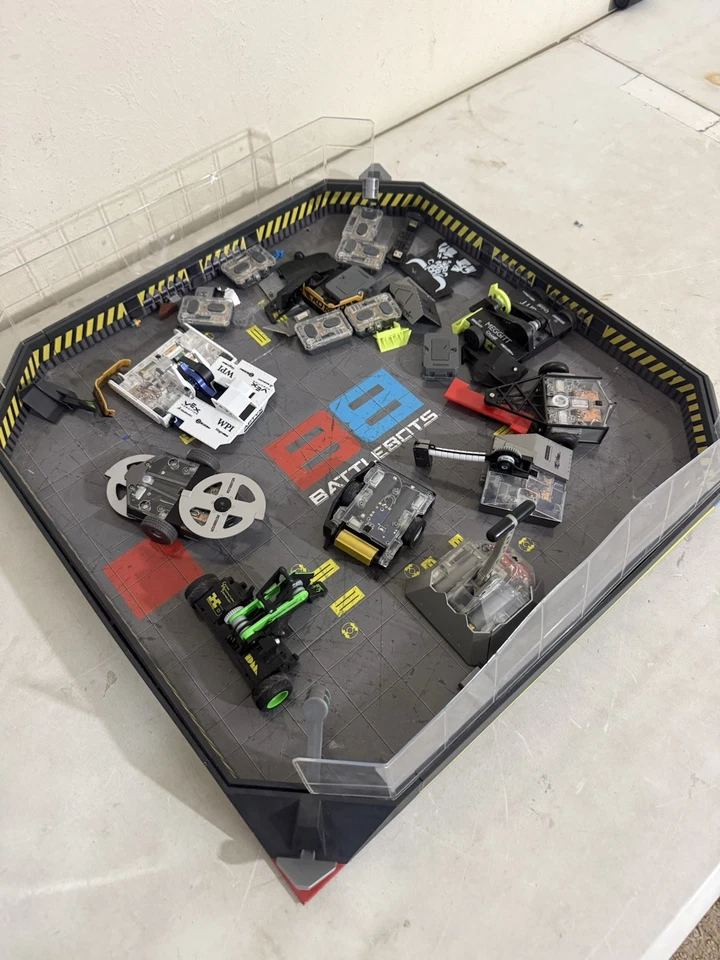 HEX BattleBots Arena 4.0 con controladores de bots y piezas Foto 2 de 4