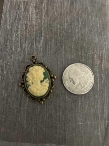 Vintage Cameo Pendant On Green Base With Gold Tone Filigree Trim - Afbeelding 3 van 4