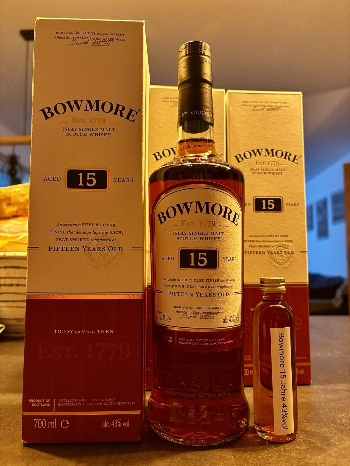 Bowmore 15 Jahre Islay Single Malt Scotch Whisky 43% vol –0,7L Geschenkbox + 5cl