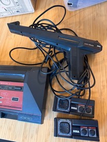 Sega Master System 3010-A with 2 Controllers & Light Phaser