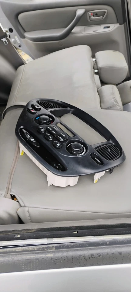 2001-2004 TOYOTA SEQUOIA CENTER DASH radio Climáte Control - Image 2 of 3