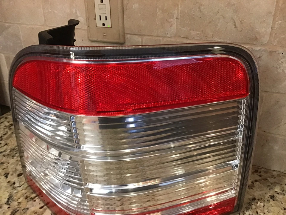 2008 2009 Ford Taurus X Tail Light Right (passenger Side) WITH BULBS, OEM - Image 4 of 4