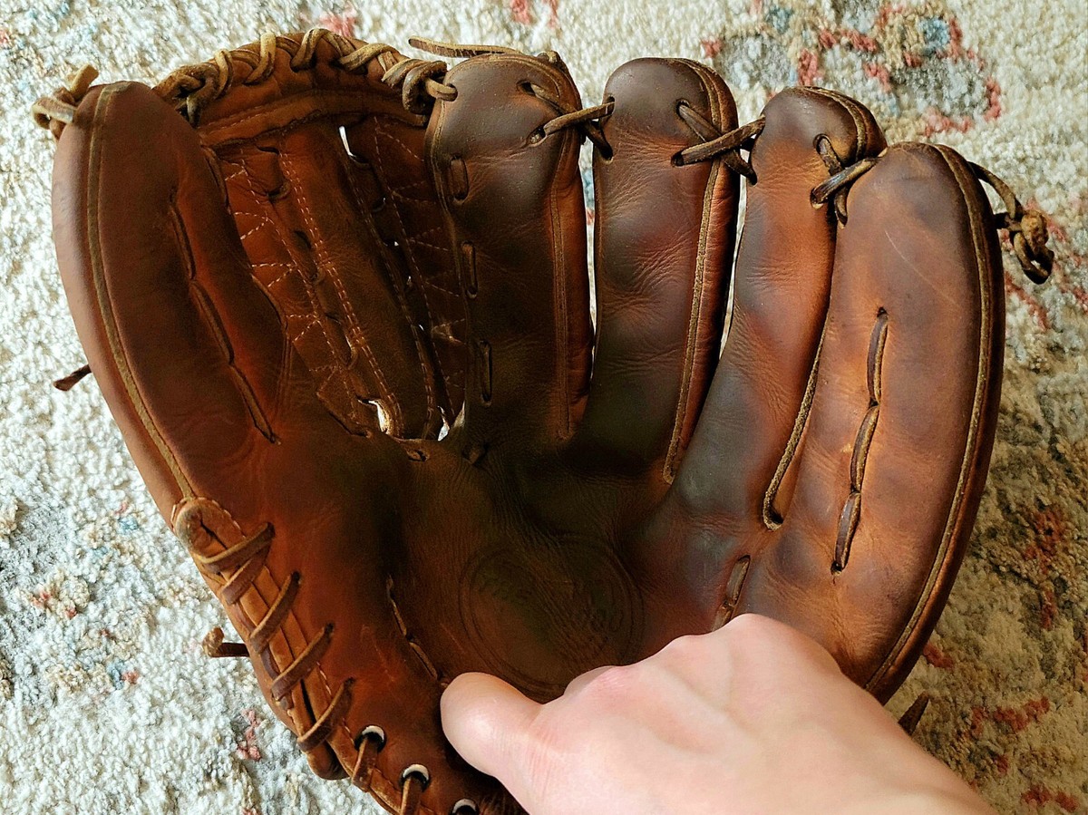 Vintage Wilson “The A2000” XL Leather Baseball Glove, Made Vintage Wilson “The A2000” XL Leather Baseball Glove, Made