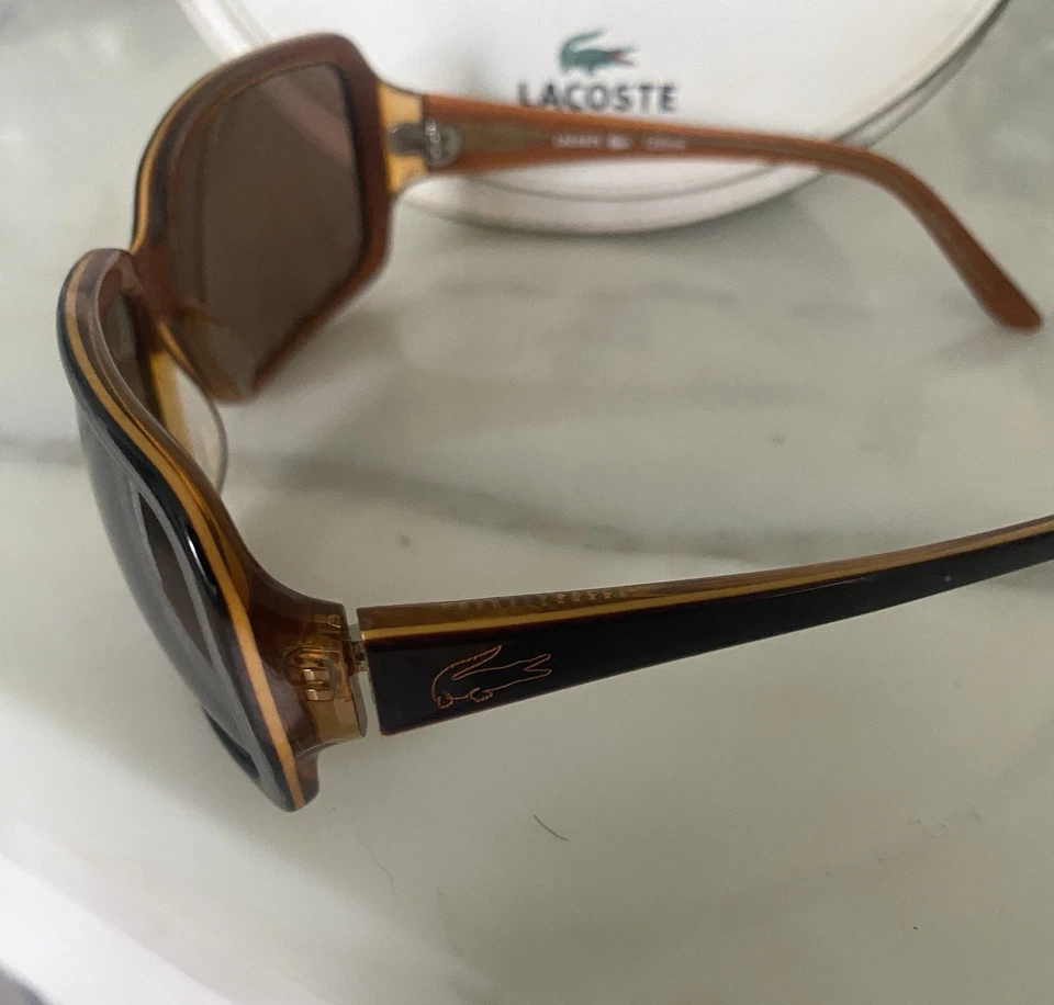 Gafas de sol Lacoste LA12610 120 mm marrón y carmelo con estuche logotipo Croc Temple 60-15 Foto 2 de 4