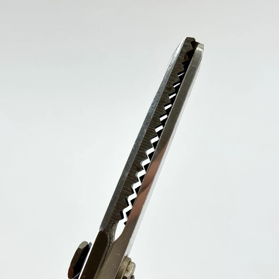 VINTAGE BLACK HANDLE PINKING DRESSMAKERS SCISSORS SEWING FABRIC CRAFT TOOL - Image 4 of 4