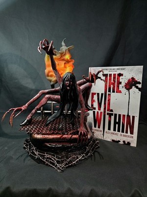 The Evil Within Laura 1/6 Statue With USB Lighting