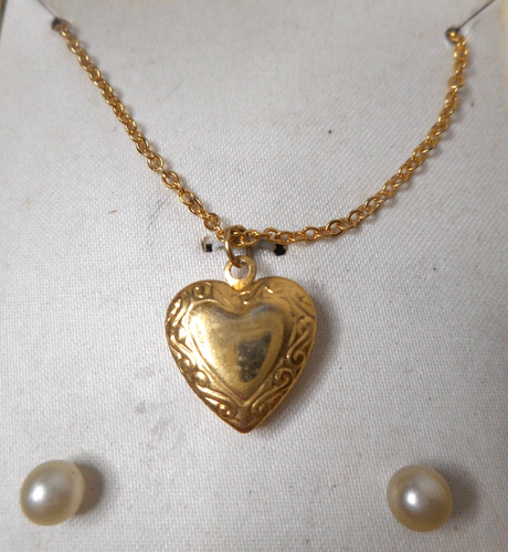 Collar medallón corazón metal tono dorado inciso talla juvenil pendiente de perlas de imitación LEER - Imagen 2 de 12