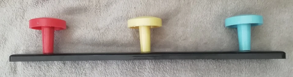 PORTE MANTEAU Années 60 70 PLASTIQUE 3 patères VINTAGE Multicolore  - Photo 2/4