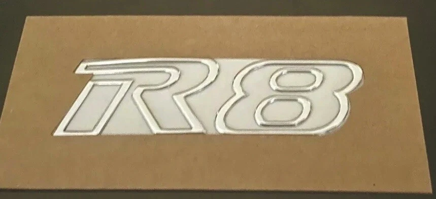 Insignia cromada HSV VF R8 para Clubsport Maloo R8. Foto 2 de 2