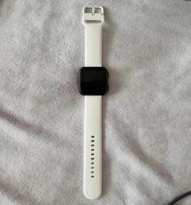 Fitbit Versa Smartwatch 40 mm Alu schwarz/weiß Silikon GPS Herzfrequenz
