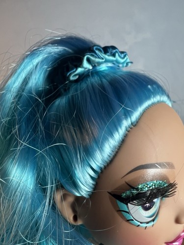 Rainbow High Pacific Coast Hali Capri Fashion Doll Blue Hair MGA - Picture 9 of 10