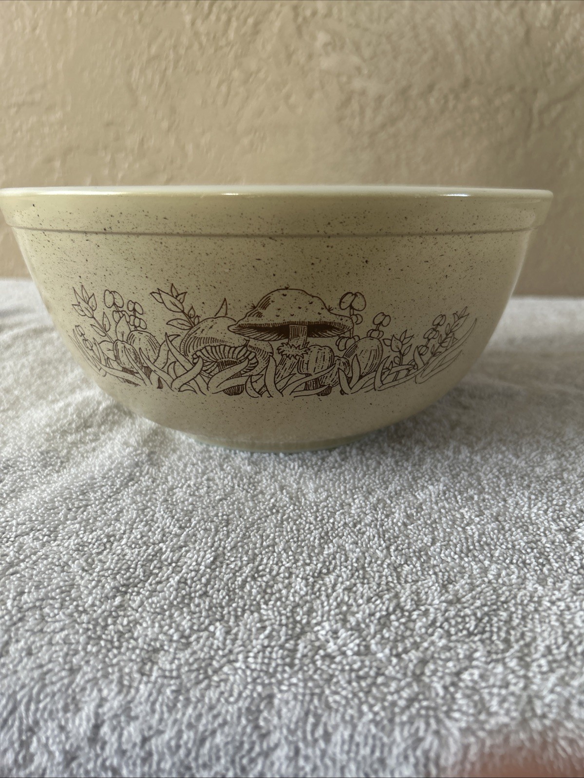 PYREX Speckled Beige Brown Mushrooms Forest Fancies 403 Mixing Bowl 2.5 Qt