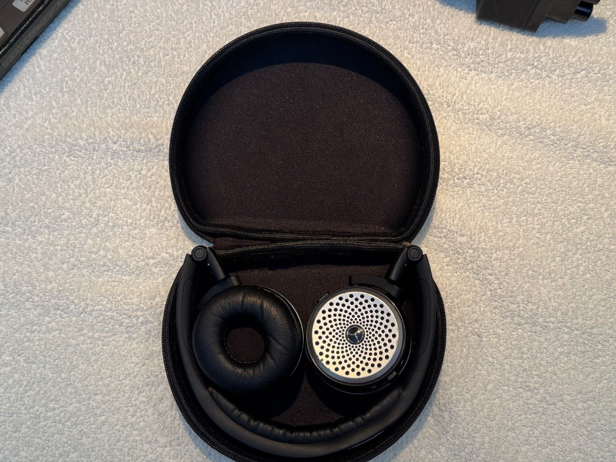 Mercedes Bluetooth rear entertainment Headphones AKG P104 W/Case