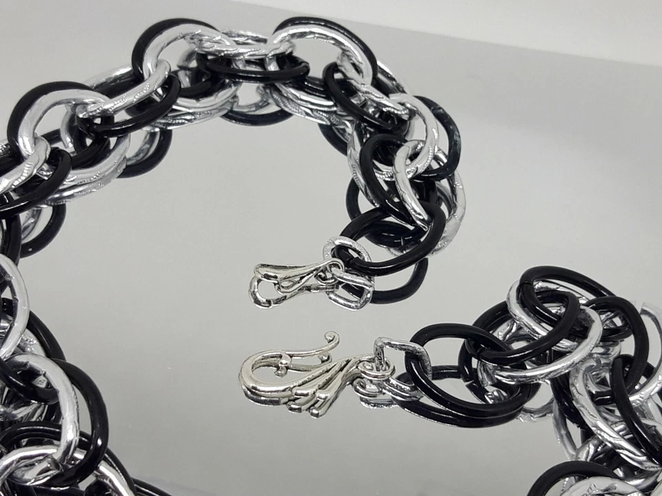 Collana Girocollo in Alluminio Doppia Maglia Argento e Nera 13.6x 9.7mm - Immagine 4 di 4