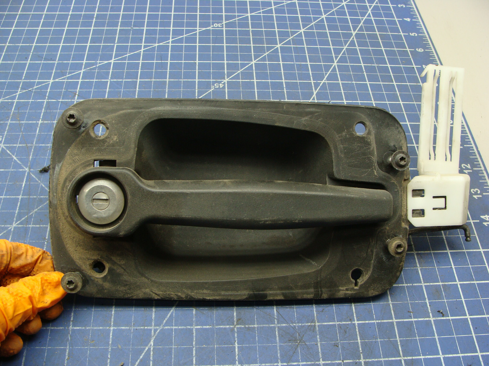 International PROSTAR Left Hand Door Handle Bezel 16643439 NOS for  