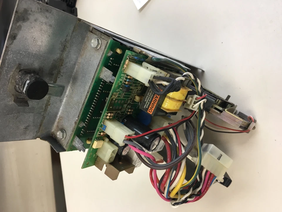 Placa de ordenador secadora Huebsch M414050P, puede necesitar membrana pantalla táctil. Foto 3 de 3