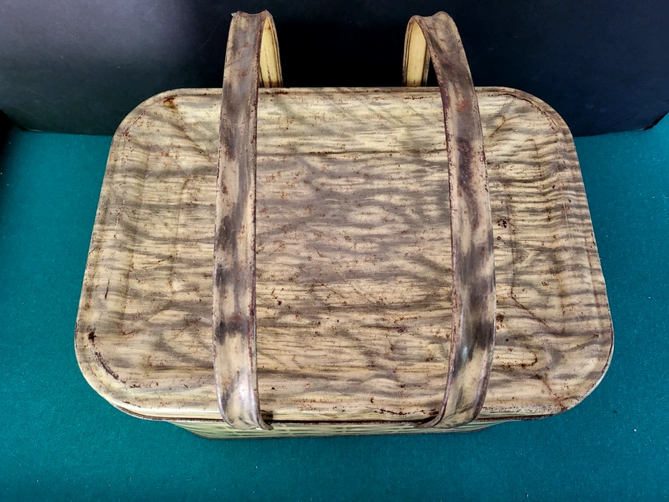 Cesta de picnic de hojalata de los años 50 con tapa con bisagras, doble mango, diseño de tejido de cesta litográfica Foto 2 de 4