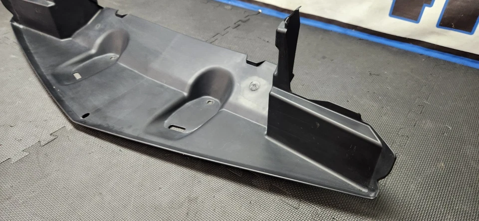 Barragem de ar radiador inferior Chevrolet Camaro SS 2013 fabricante de equipamento original - Imagem 4 de 4