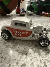 Hot Wheels ’32 Ford Coupe So-Cal Speed Shop #28 – White/Red – 1997 Casting, 2016