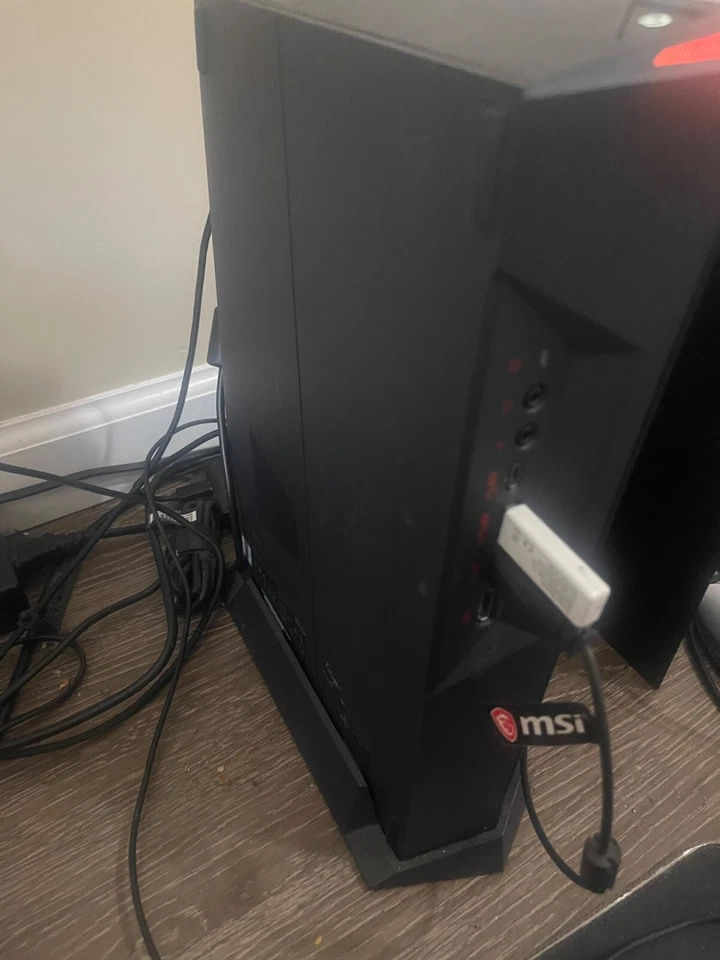 Escritorio MSI Trident 3 8SC-439US factor de forma pequeño - Core i7-8700 - 16 GB de RAM - 51 Foto 3 de 3