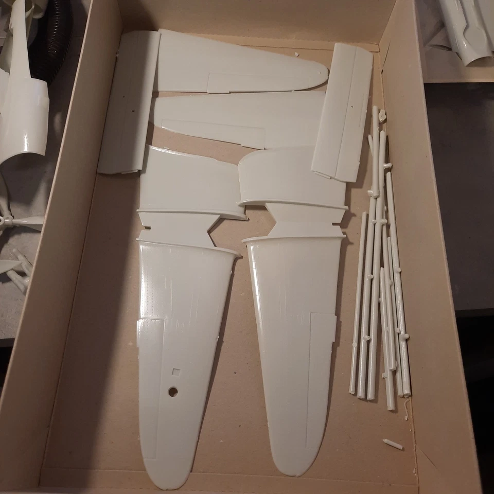 Revell Lockheed P-38J Lightning Vintage Scale Model Kit 1/32 Open Box - Immagine 3 di 4