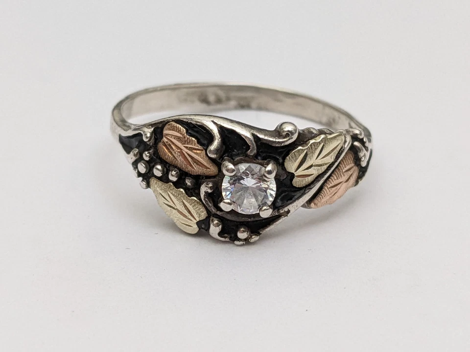 Hojas de oro Black Hills de 10K + anillo de plata de ley 925 y piedra circonita cúbica de 4 mm tamaño 9,5 Foto 2 de 4