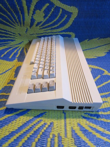 Commodore 64c - Embossed case - Tested - Rare - Afbeelding 3 van 12