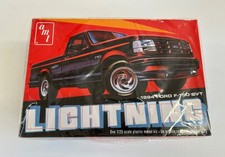 1994 Ford F-150SVT Lightning Pickup 1/25 Model AMT AMT1110M/12 - OPEN BOX